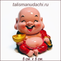 Хотей со слитком и четками в красных одеждах.